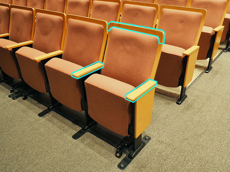 会場の座席（除菌する部分）